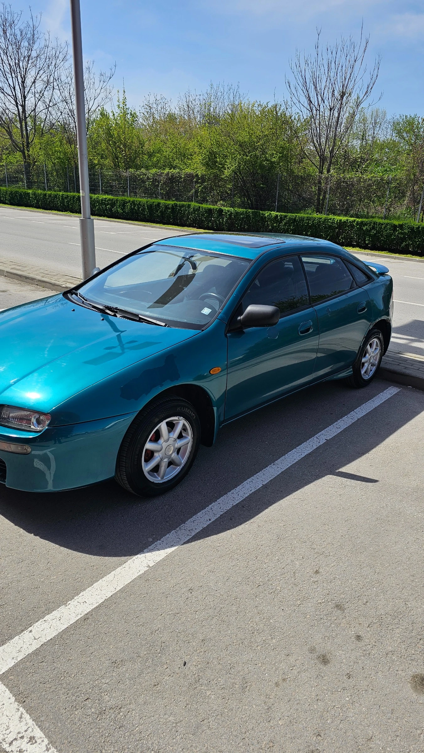 Mazda 323 1.5i, снимка 6 - Автомобили и джипове - 54360338