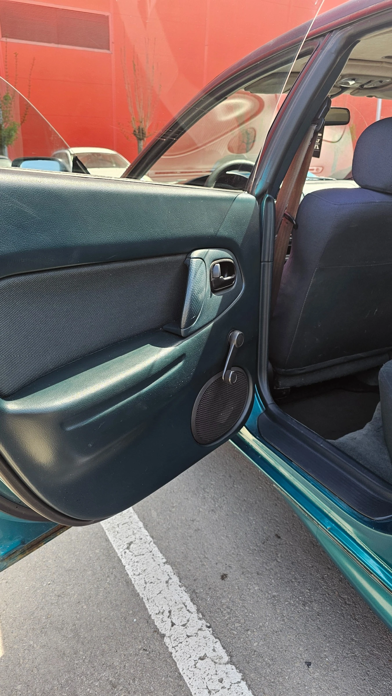 Mazda 323 1.5i, снимка 12 - Автомобили и джипове - 54360338