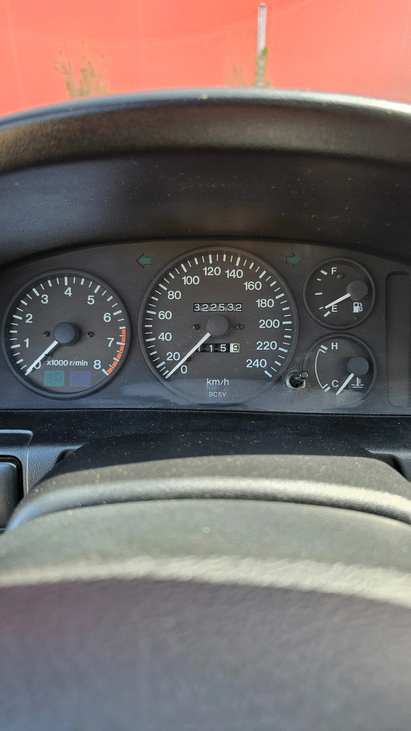 Mazda 323 1.5i, снимка 16 - Автомобили и джипове - 54360338