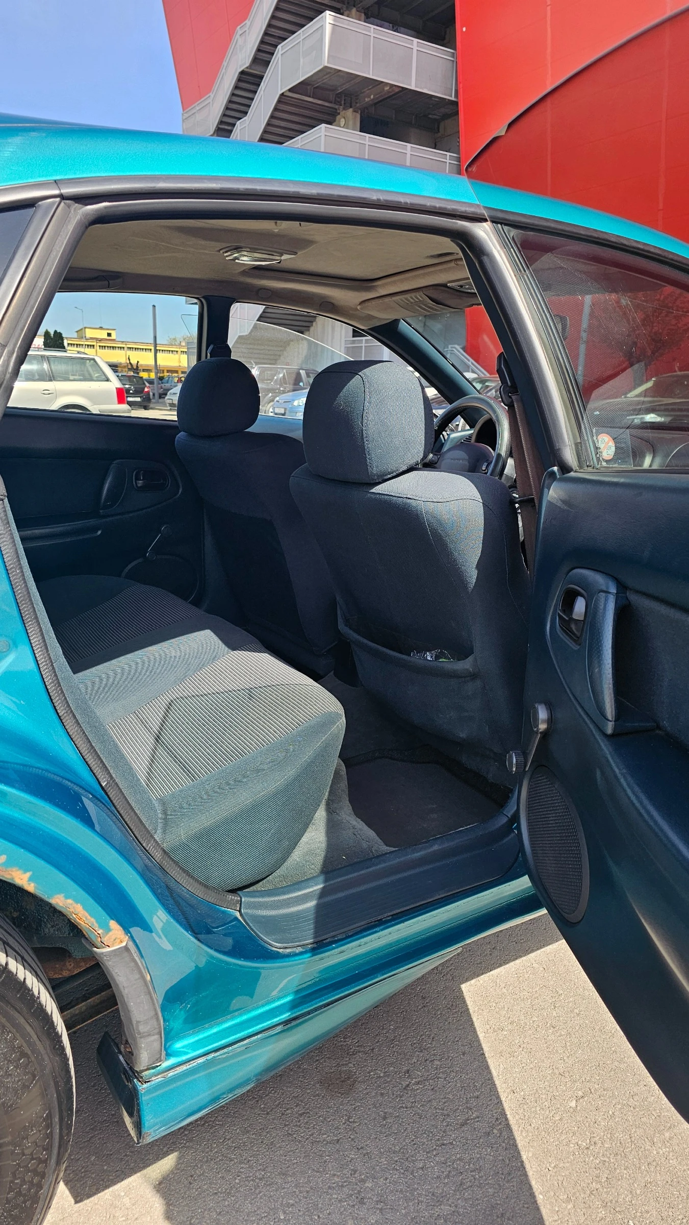 Mazda 323 1.5i, снимка 13 - Автомобили и джипове - 54360338