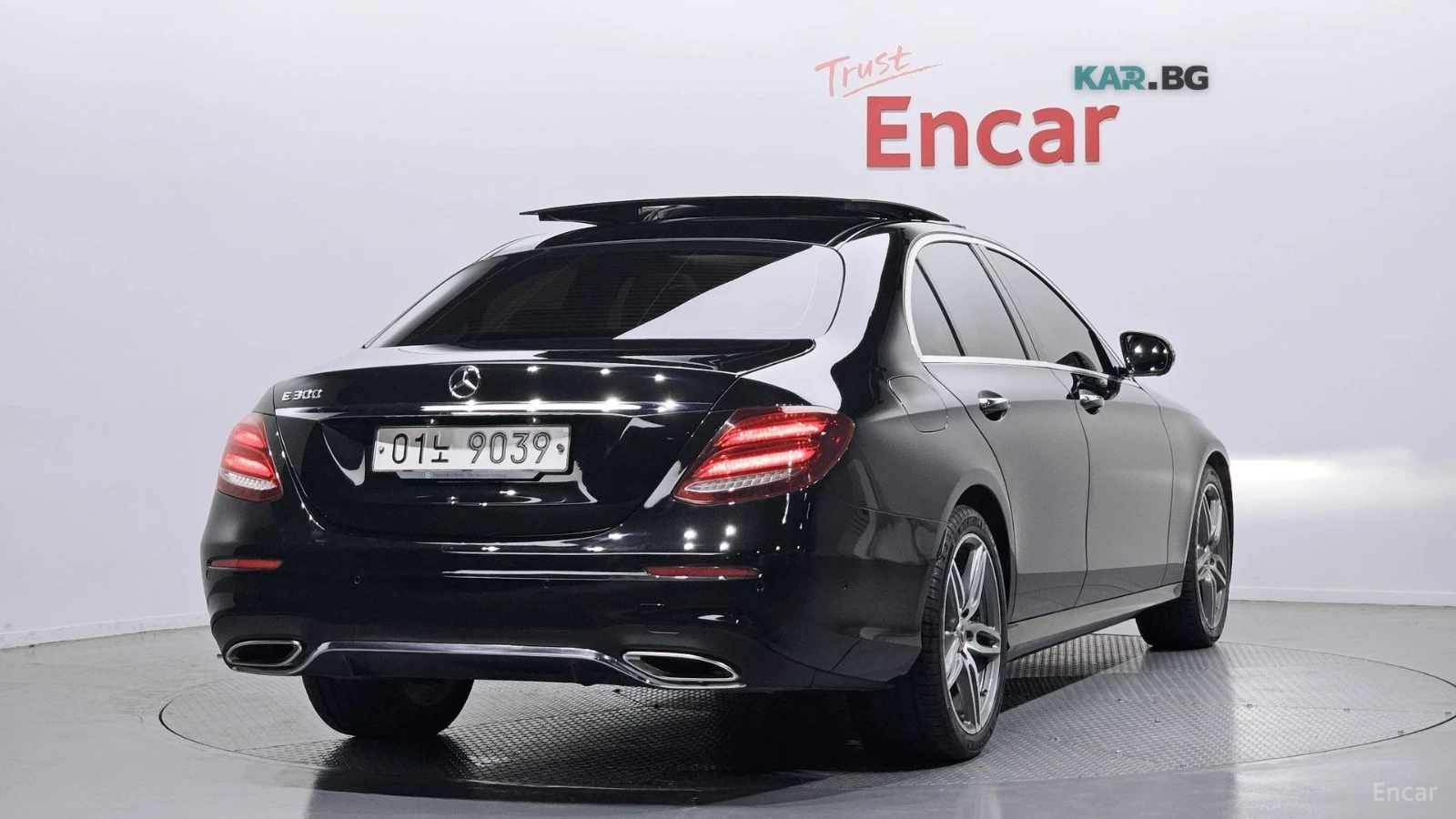 Mercedes-Benz E 300 * AMG* ПОДГРЕВ* ОБДУХВАНЕ* ПАНОРАМА* 360* HEAD-UP*, снимка 2 - Автомобили и джипове - 54823683