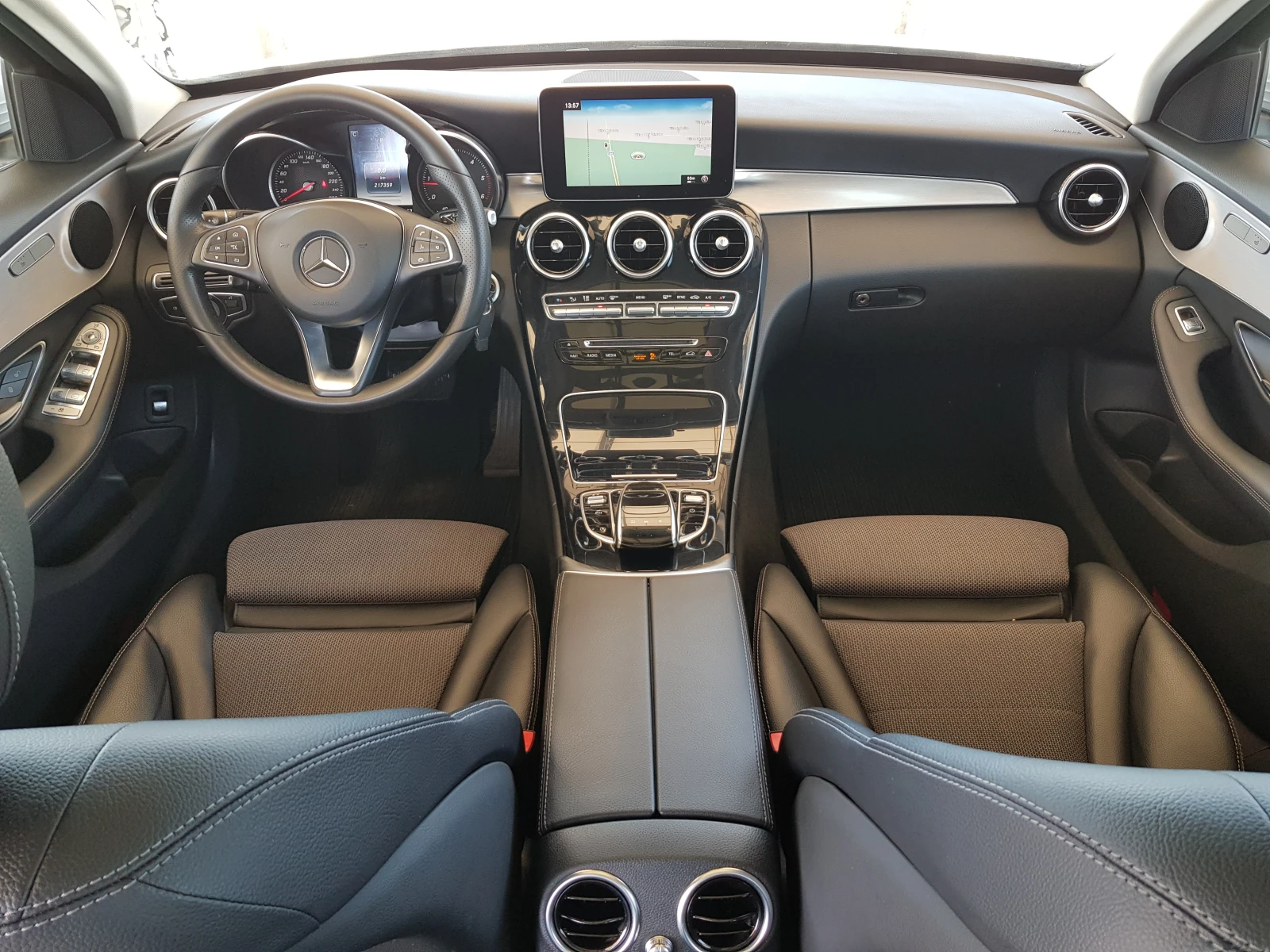 Mercedes-Benz C 220 D 4matic ПАНОРАМА/ПОДГРЕВ/ФУЛ ЛЕД/АМБИЕНТНО ОСВ., снимка 10 - Автомобили и джипове - 55704474
