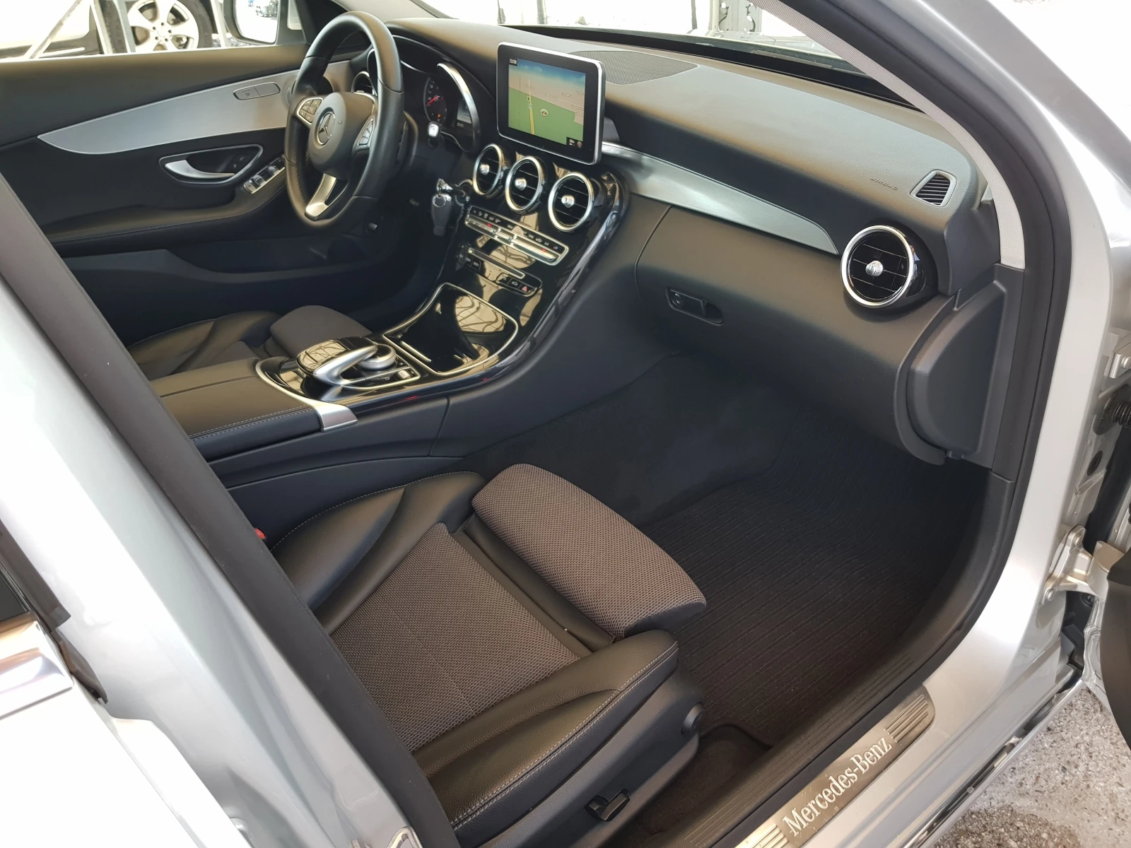 Mercedes-Benz C 220 D 4matic ПАНОРАМА/ПОДГРЕВ/ФУЛ ЛЕД/АМБИЕНТНО ОСВ., снимка 11 - Автомобили и джипове - 55704474
