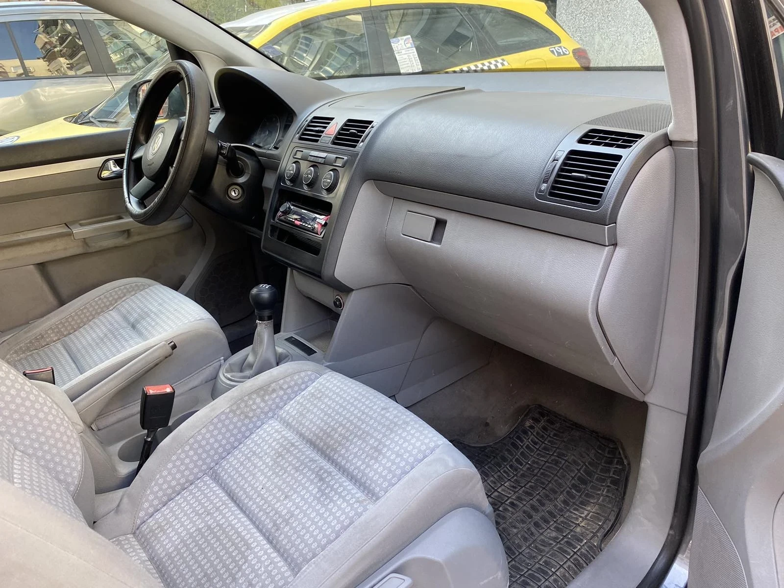 VW Touran, снимка 10 - Автомобили и джипове - 56444021