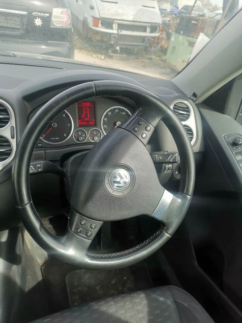 VW Tiguan 2.0tdi, снимка 17 - Автомобили и джипове - 40007359