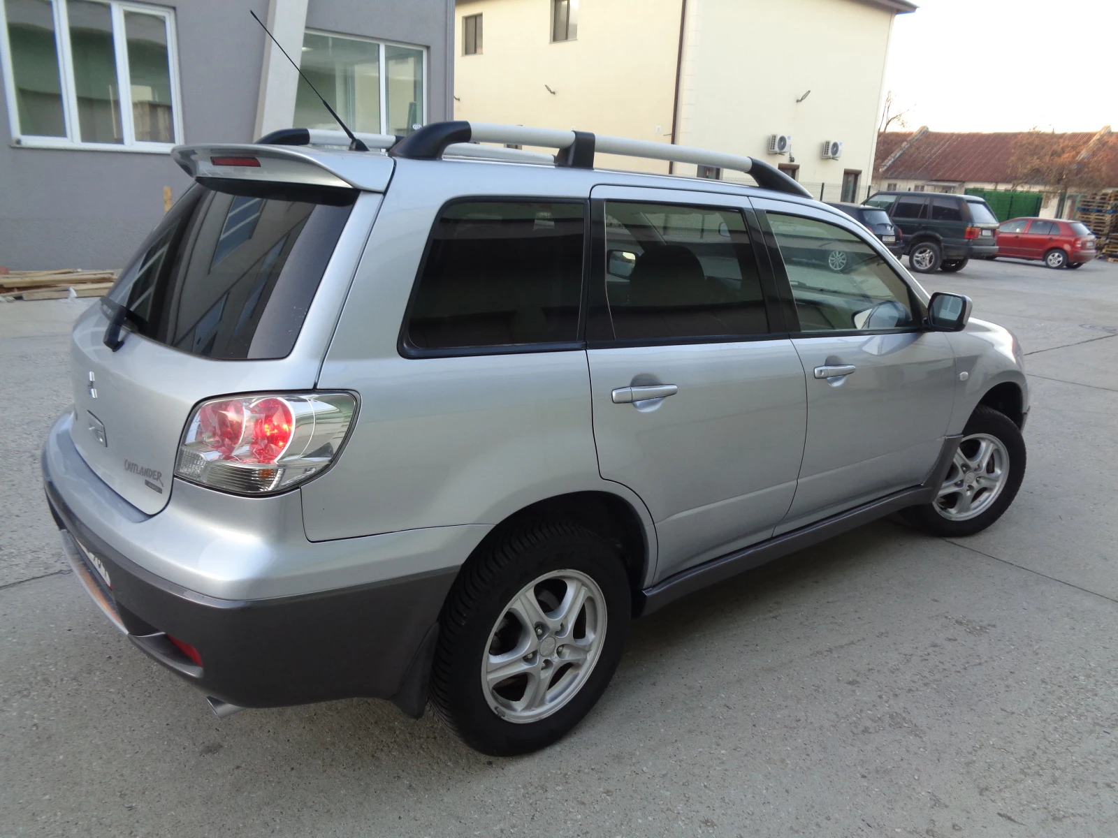 Mitsubishi Outlander 2.4-16V-4x4-КОЖА-НОВИ ГУМИ-ЛИЗИНГ - изображение 4