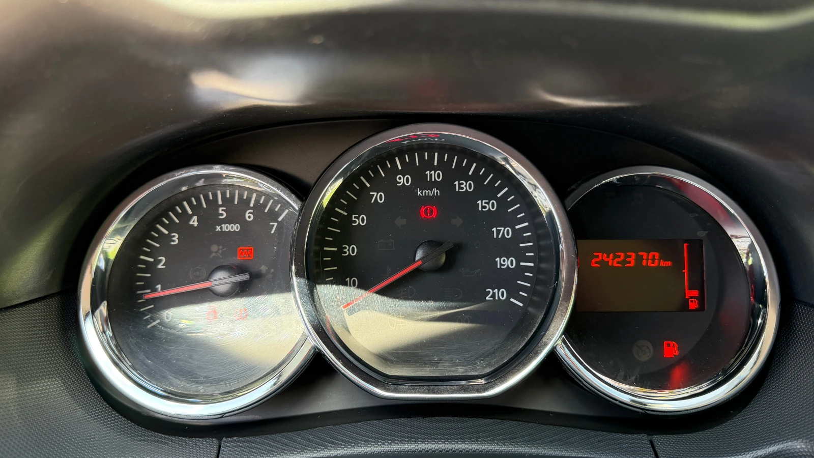 Dacia Duster 1.5 dCi 4x4, снимка 16 - Автомобили и джипове - 54930975