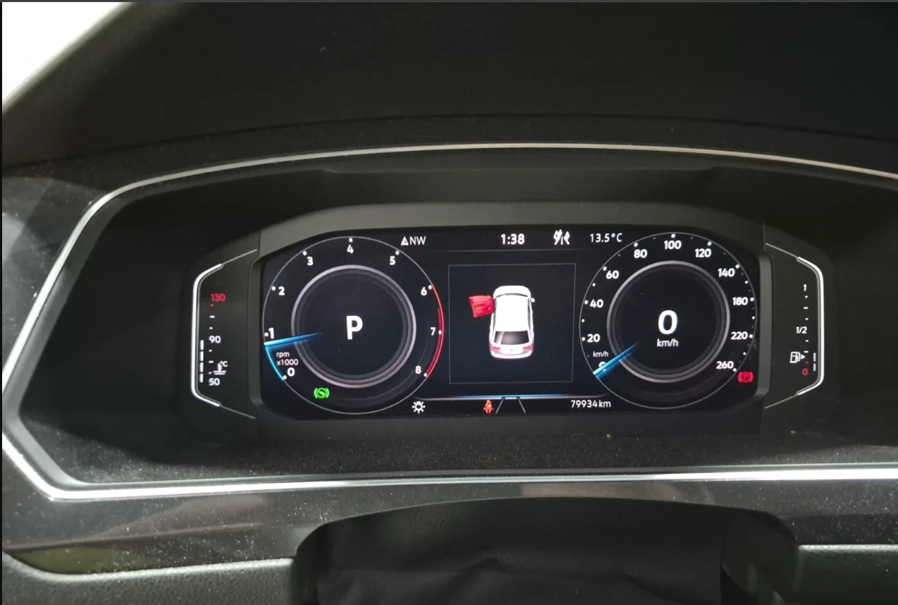 VW Tiguan HIGHLINE* R-LINE* Подгрев* Памет* Камера* Панорама, снимка 11 - Автомобили и джипове - 56085808