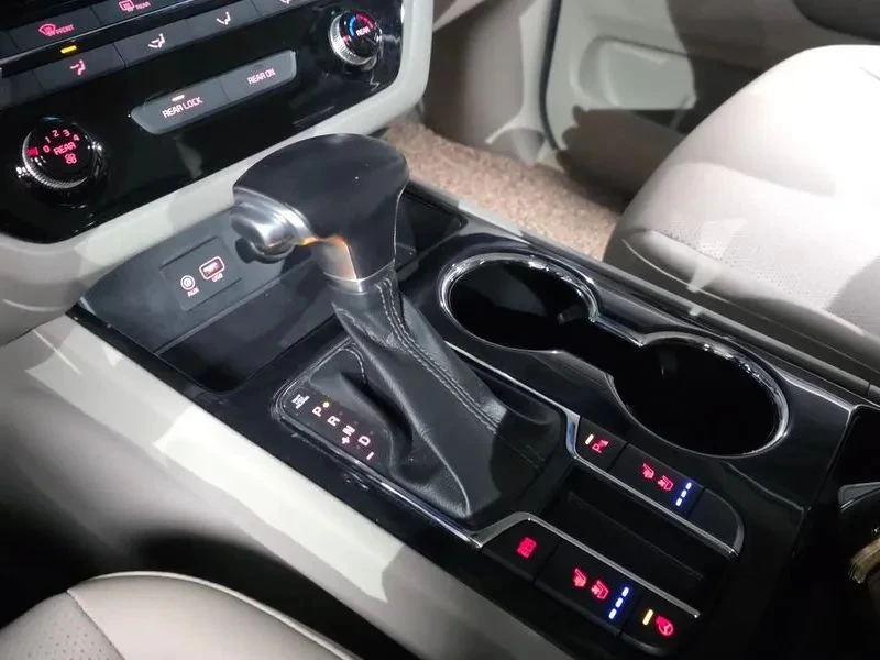 Kia Carnival, снимка 9 - Автомобили и джипове - 56689501