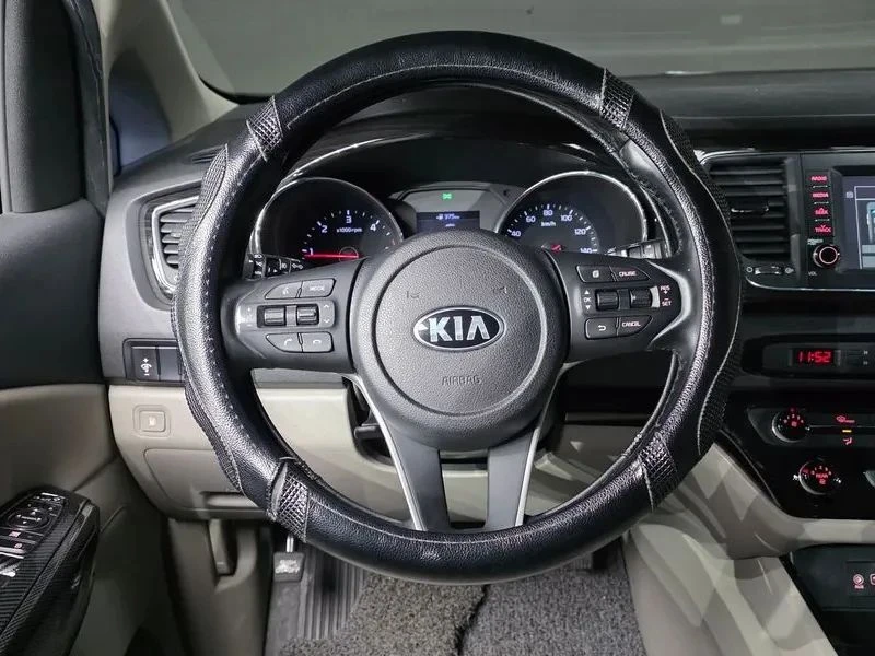 Kia Carnival, снимка 15 - Автомобили и джипове - 56689501