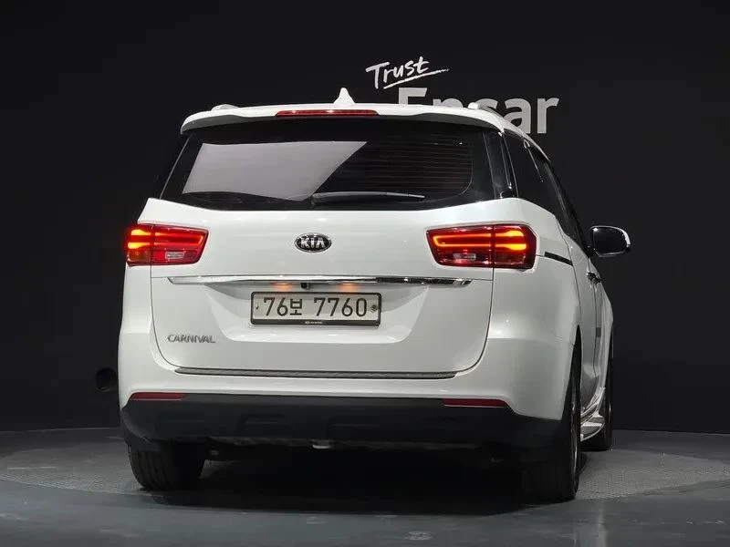 Kia Carnival, снимка 4 - Автомобили и джипове - 56689501