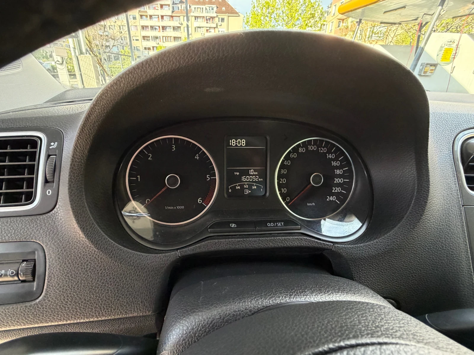 VW Polo 1.6 TDI обслужена, снимка 8 - Автомобили и джипове - 54295021