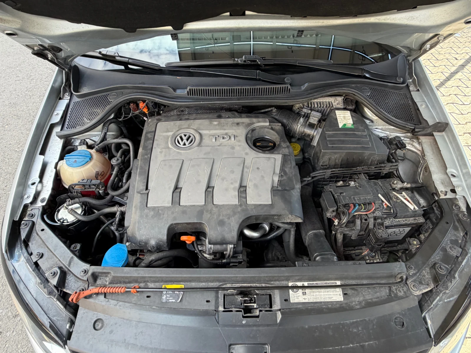 VW Polo 1.6 TDI обслужена, снимка 15 - Автомобили и джипове - 54295021