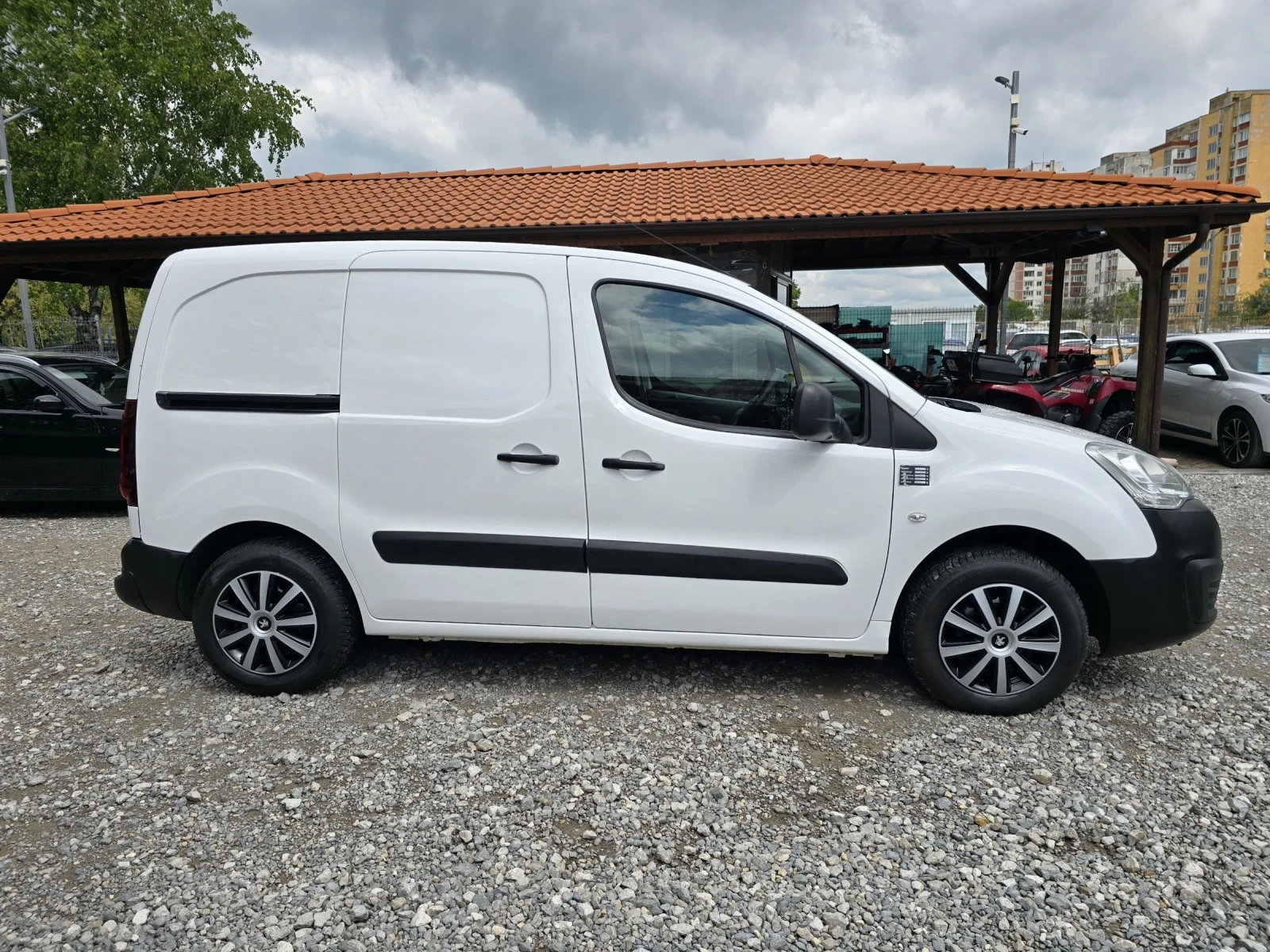 Peugeot Partner 1.6HDI 81000KM ....., снимка 6 - Автомобили и джипове - 54377693