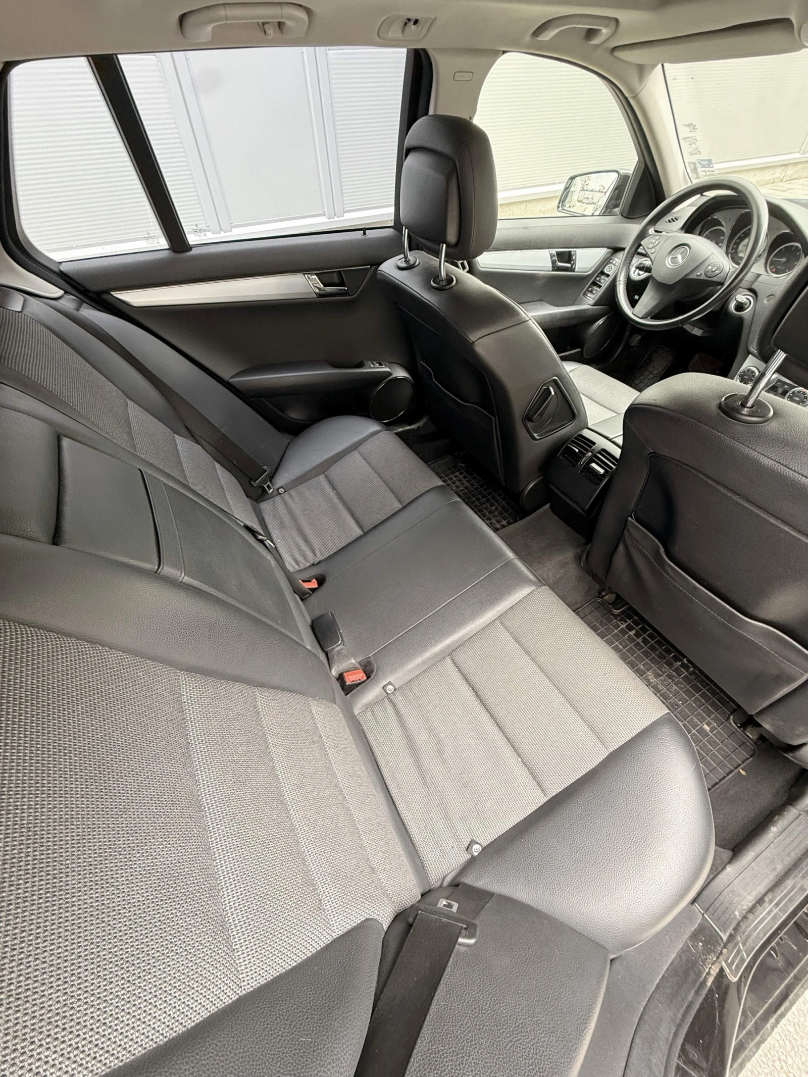 Mercedes-Benz C 250 4 Matic, снимка 3 - Автомобили и джипове - 54385884