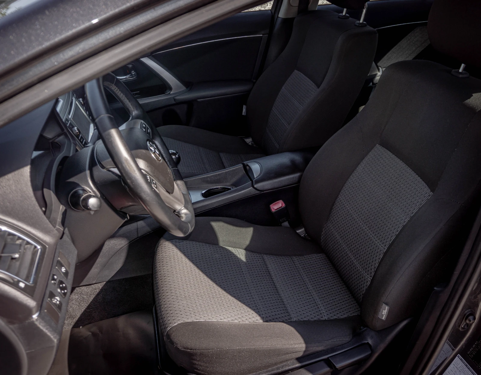 Toyota Avensis 1.8 бензин ТОП!!! С ГАРАНЦИЯ! , снимка 8 - Автомобили и джипове - 55687987