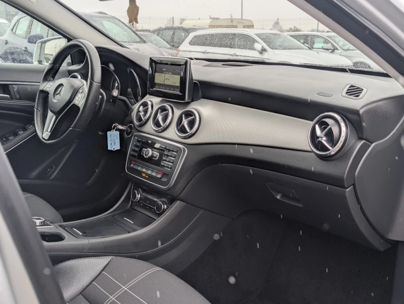 Mercedes-Benz GLA 220 LED* Подгрев* EURO6B, снимка 14 - Автомобили и джипове - 48472069