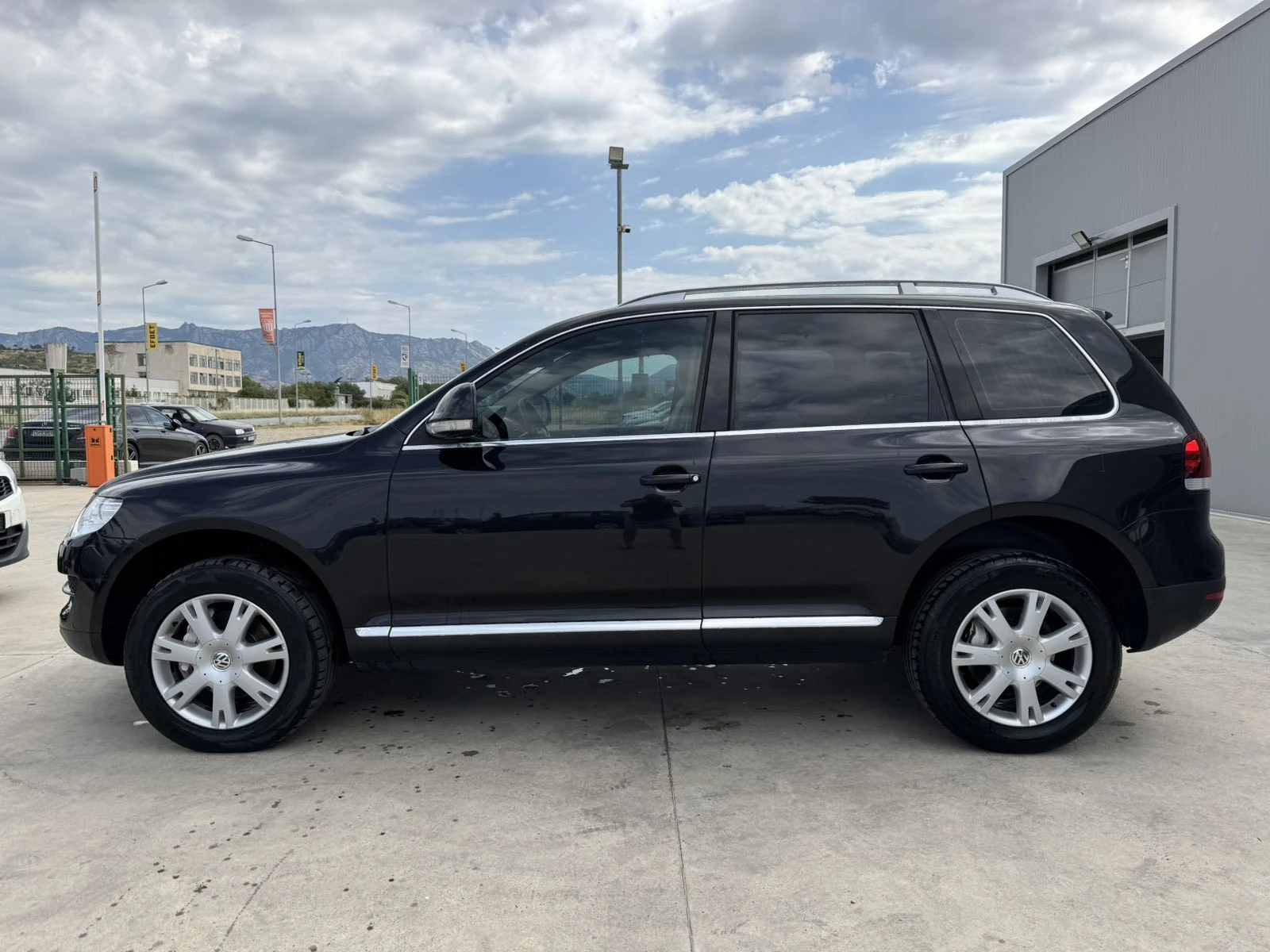 VW Touareg 3.0* 224ps* 4x4* НАВИ* КОЖА* ПАРКТРОНИК - изображение 2