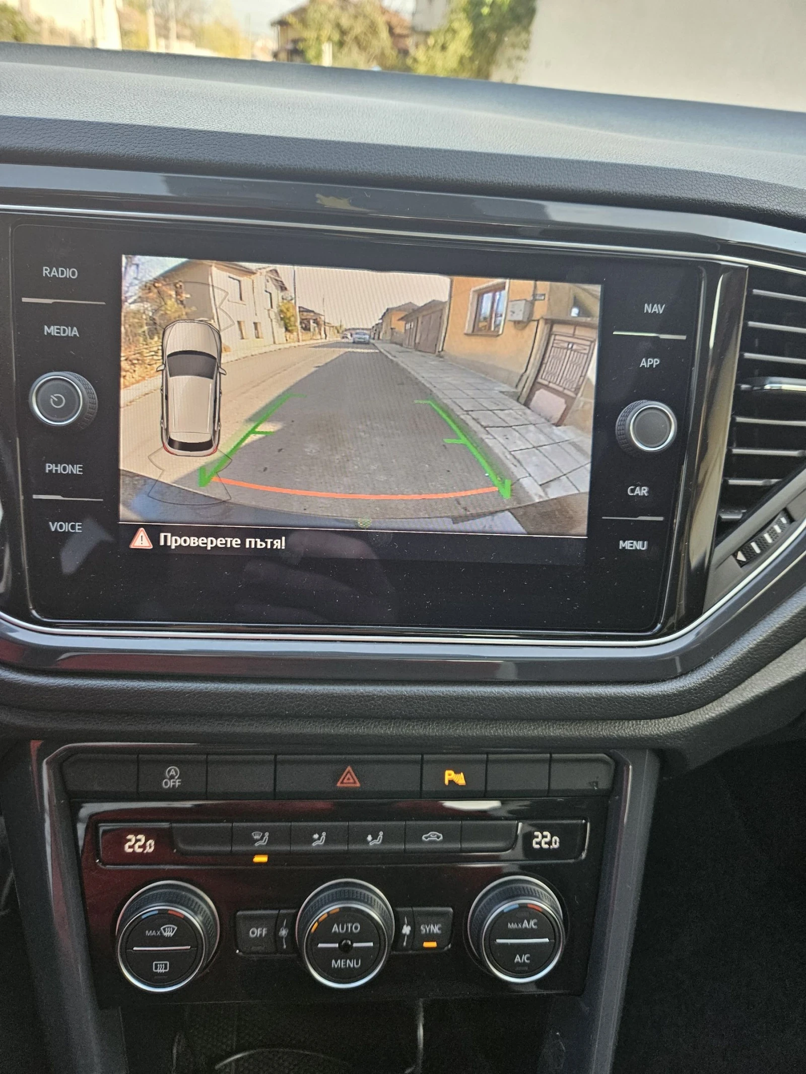 VW T-Roc 1.5TSI/DIGITAL/FULL LED/NAVI/KAMERA/PANORAMA, снимка 14 - Автомобили и джипове - 53807499