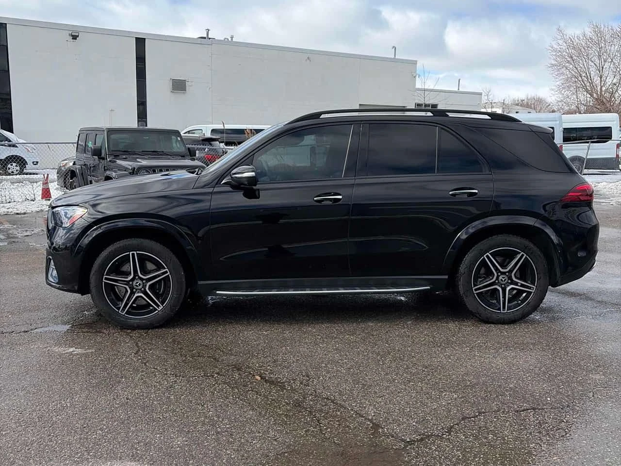 Mercedes-Benz GLE 350 4MATIC SUV/HUD/ПАНОРАМА/360/ОБДУХВАНЕ, снимка 3 - Автомобили и джипове - 54161133