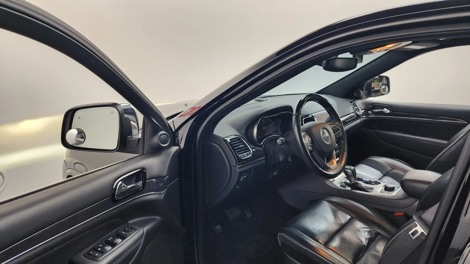 Jeep Grand cherokee OVERLAND, снимка 5 - Автомобили и джипове - 54566632