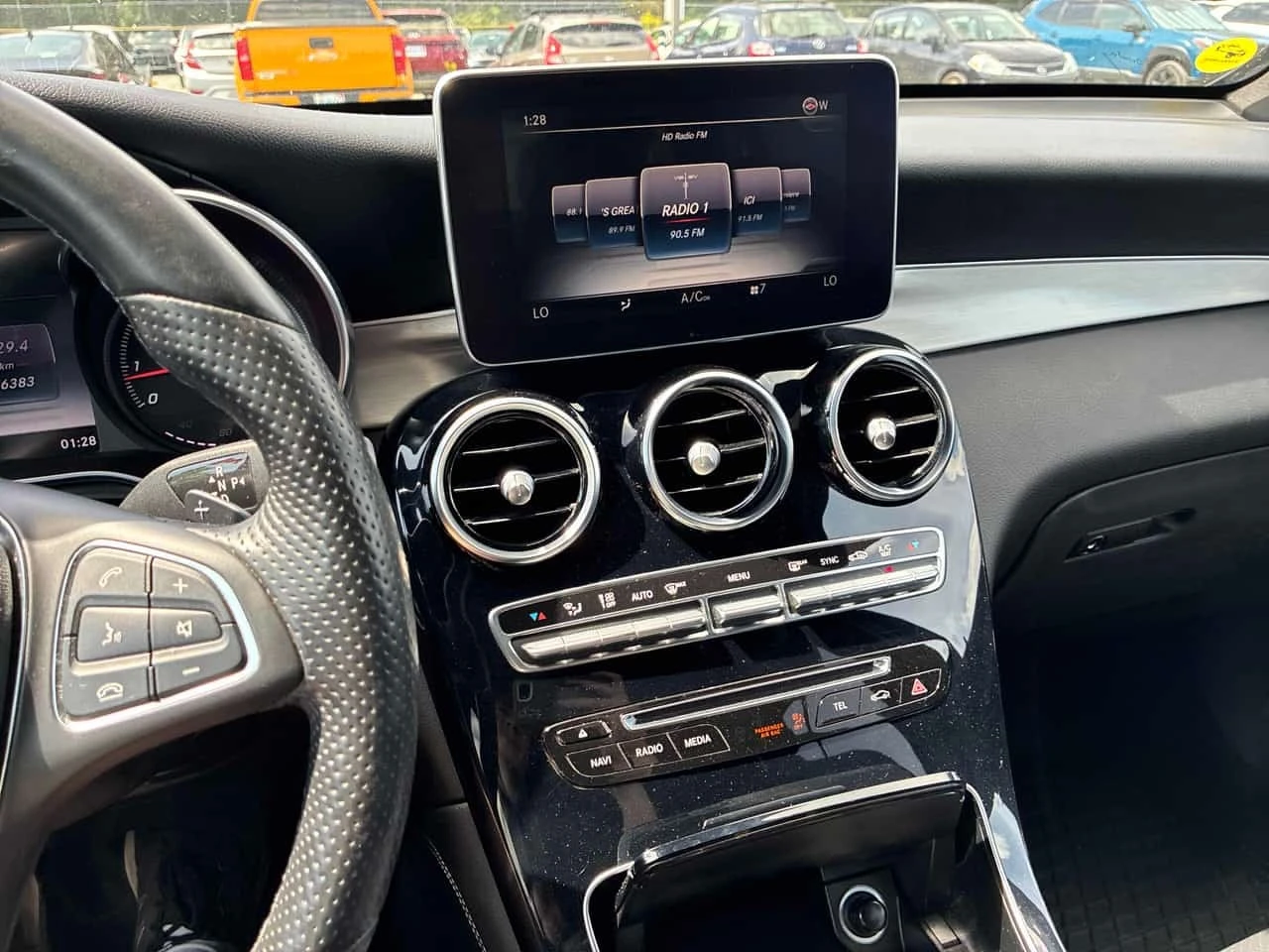 Mercedes-Benz GLC 300 4MATIC * ГЛАВНО ПРЕДСТАВИТЕЛСТВО НА TOYOTA* , снимка 9 - Автомобили и джипове - 55768662