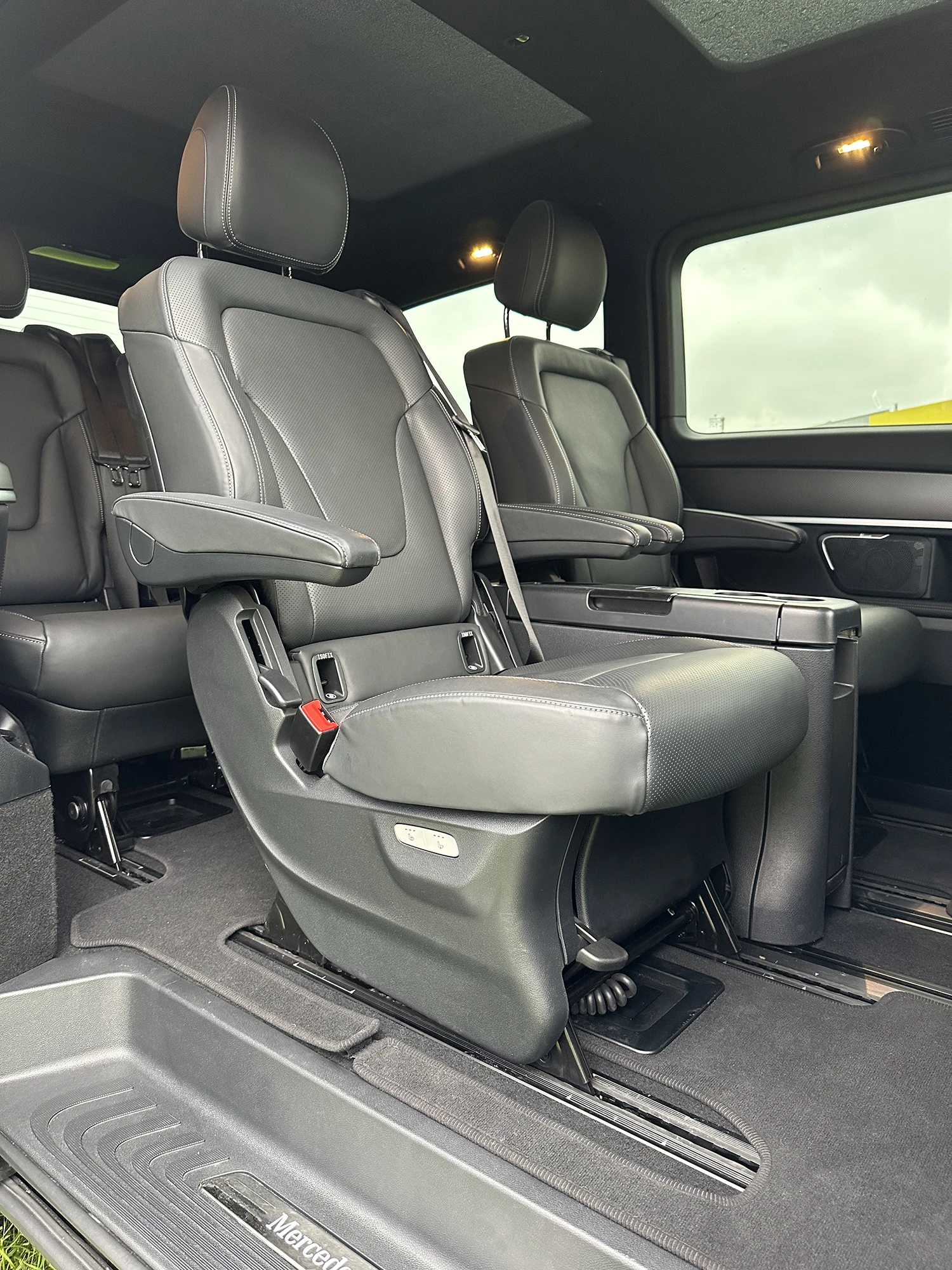 Mercedes-Benz V 300 AMG-EXCLUSIVE-4M-PANO-BURMESTER-CARBON - изображение 6