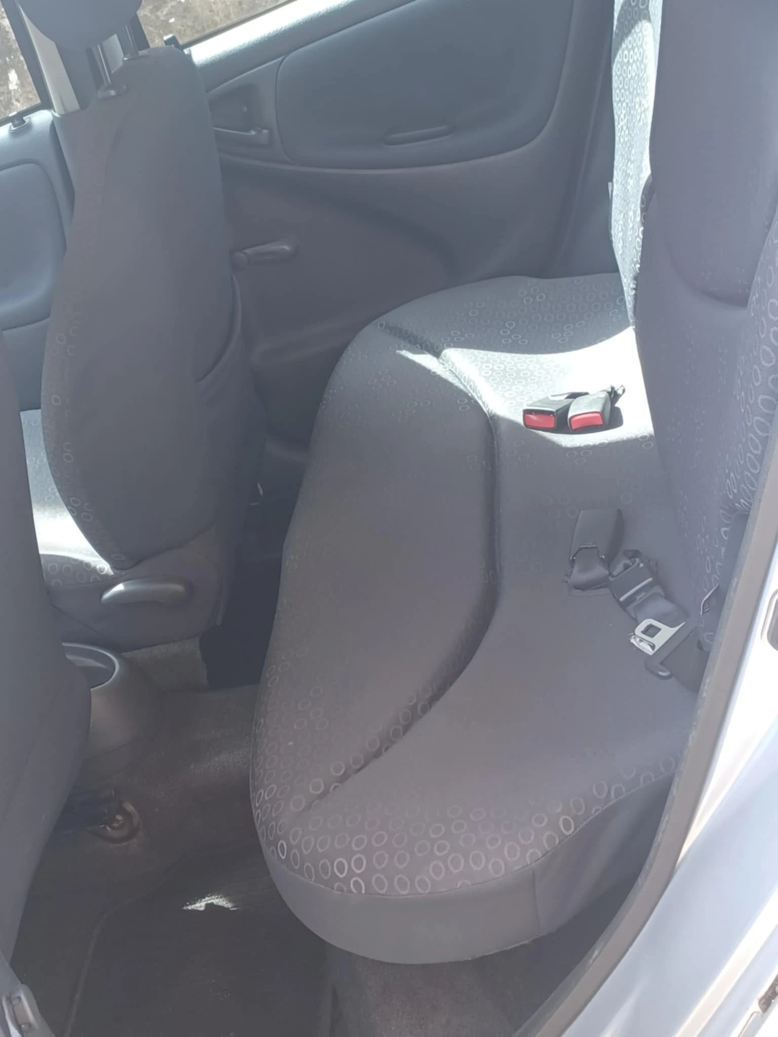 Toyota Yaris 1.3 - изображение 8