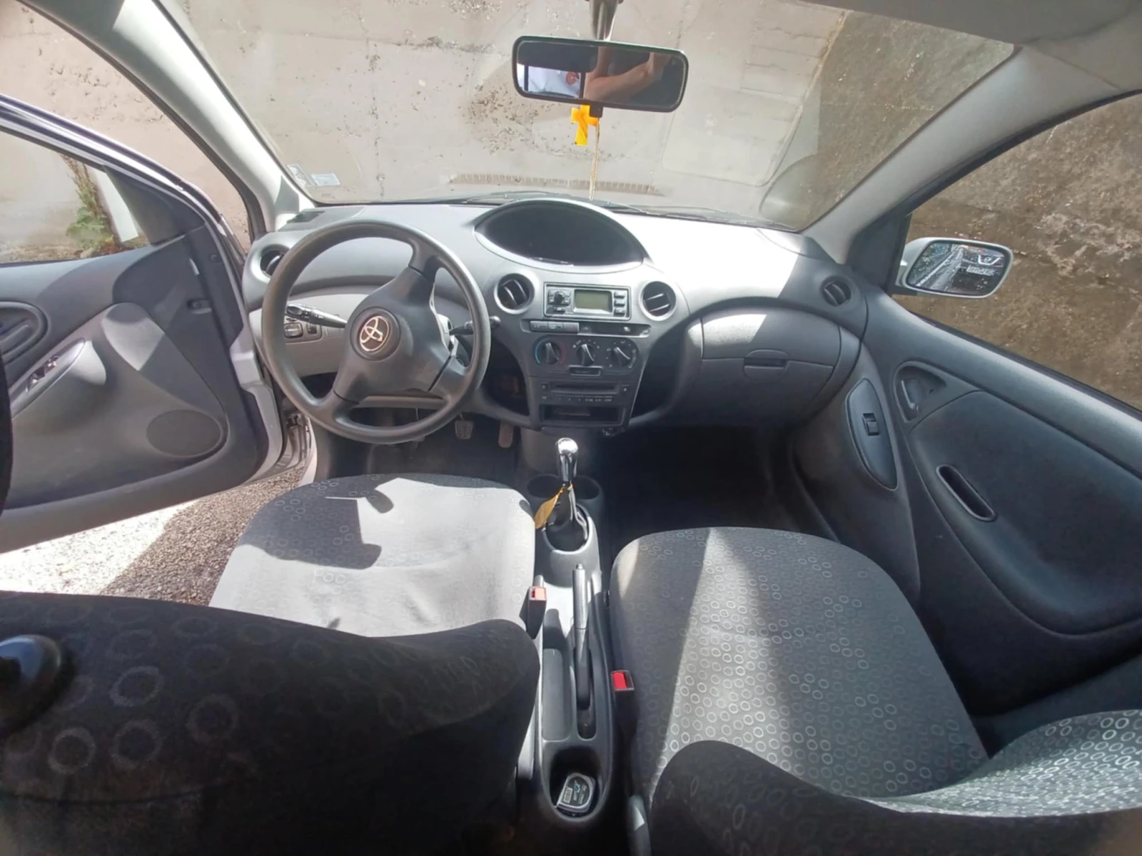Toyota Yaris 1.3 - изображение 6