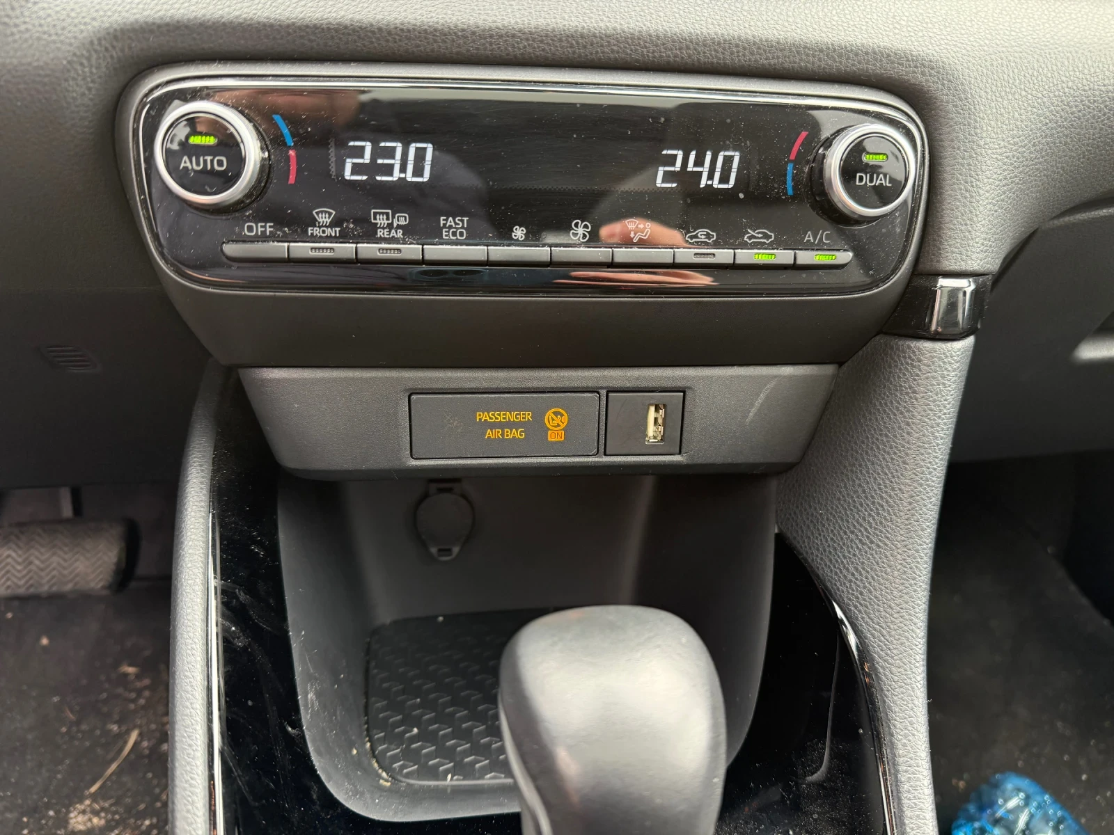 Toyota Yaris 1.5 Hybrid/Панорама/JBL - изображение 10