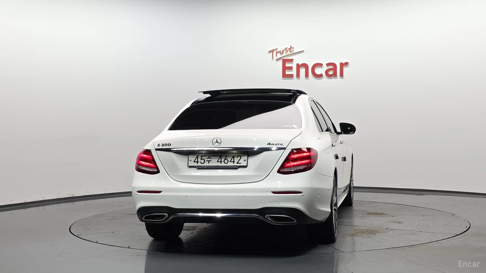 Mercedes-Benz E 300 AMG* 4MATIC* ПОДГРЕВ* КОЖА* ПАНОРАМА* 360* , снимка 4 - Автомобили и джипове - 55502110