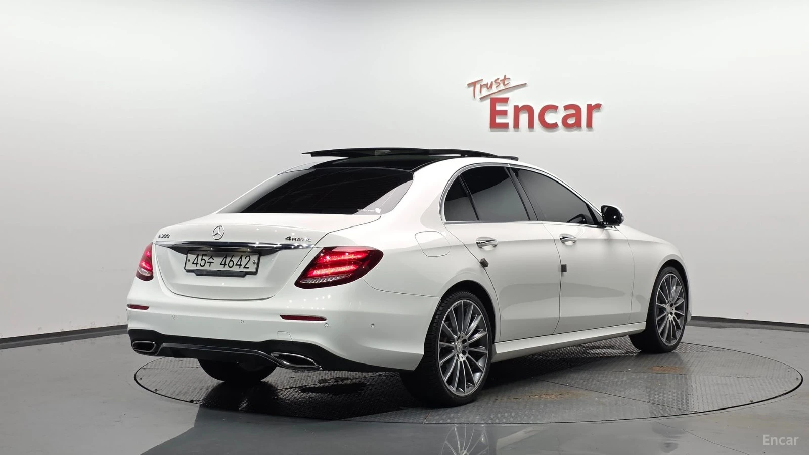 Mercedes-Benz E 300 AMG* 4MATIC* ПОДГРЕВ* КОЖА* ПАНОРАМА* 360* , снимка 2 - Автомобили и джипове - 55502110