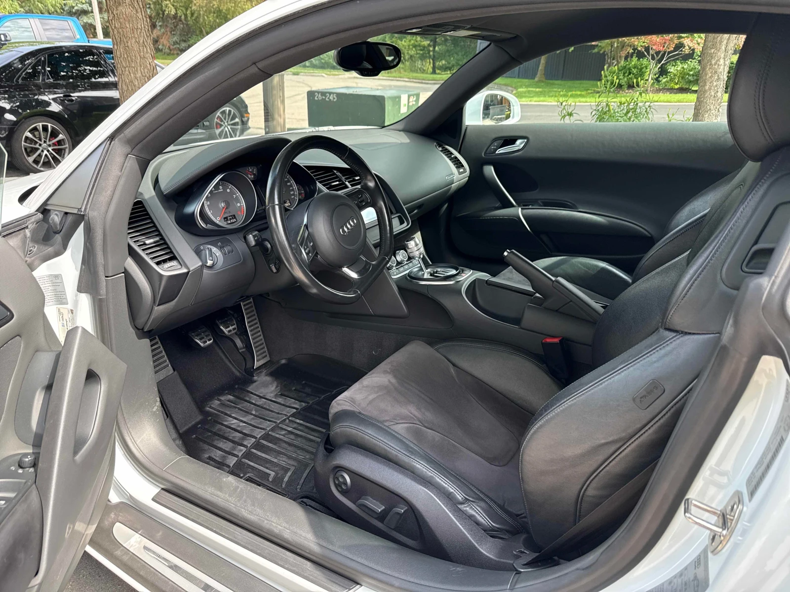 Audi R8 * 4.2L* CARFAX* АВТОКРЕДИТ БЕЗ ПЪРВОНАЧАЛНА ВНОСКА, снимка 11 - Автомобили и джипове - 55885571