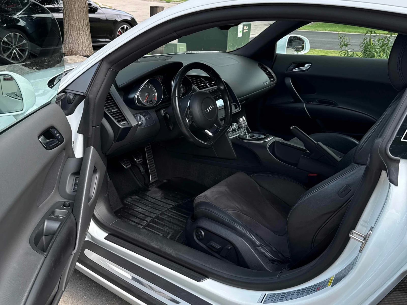 Audi R8 * 4.2L* CARFAX* АВТОКРЕДИТ БЕЗ ПЪРВОНАЧАЛНА ВНОСКА, снимка 5 - Автомобили и джипове - 55885571