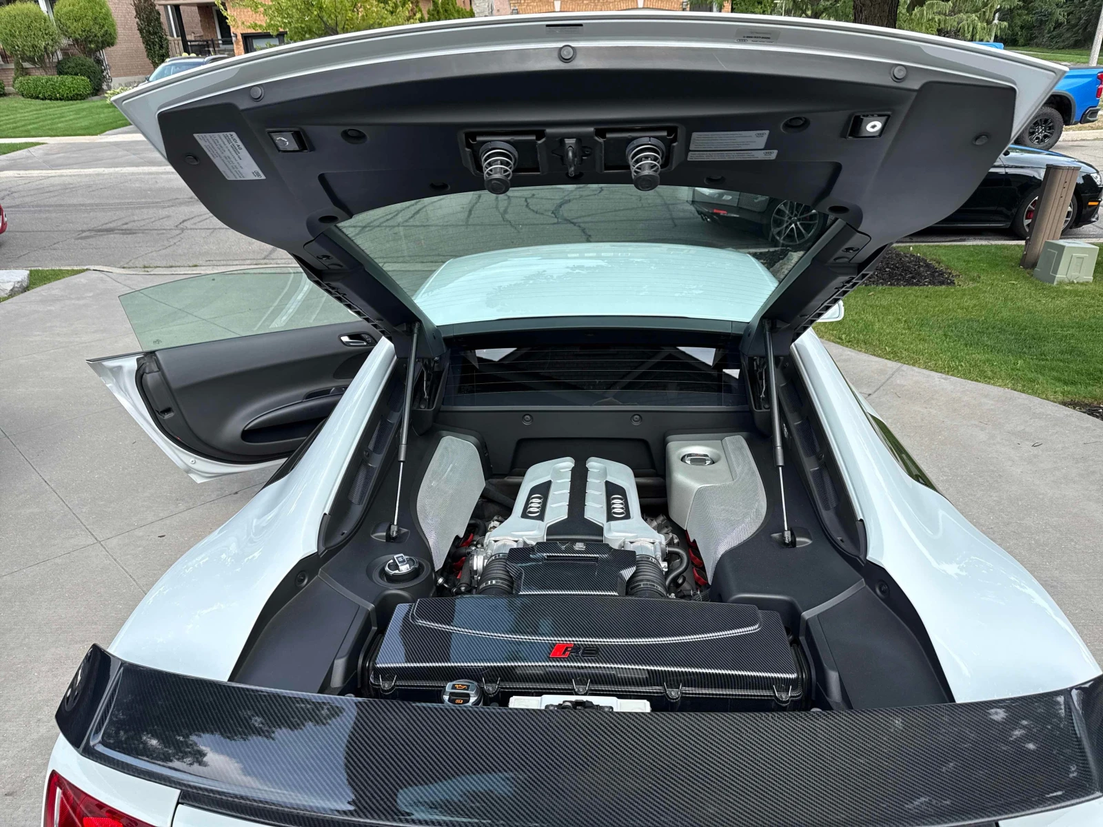 Audi R8 * 4.2L* CARFAX* АВТОКРЕДИТ БЕЗ ПЪРВОНАЧАЛНА ВНОСКА, снимка 13 - Автомобили и джипове - 55885571