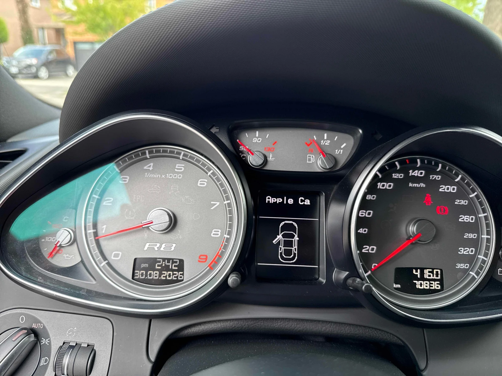Audi R8 * 4.2L* CARFAX* АВТОКРЕДИТ БЕЗ ПЪРВОНАЧАЛНА ВНОСКА, снимка 8 - Автомобили и джипове - 55885571