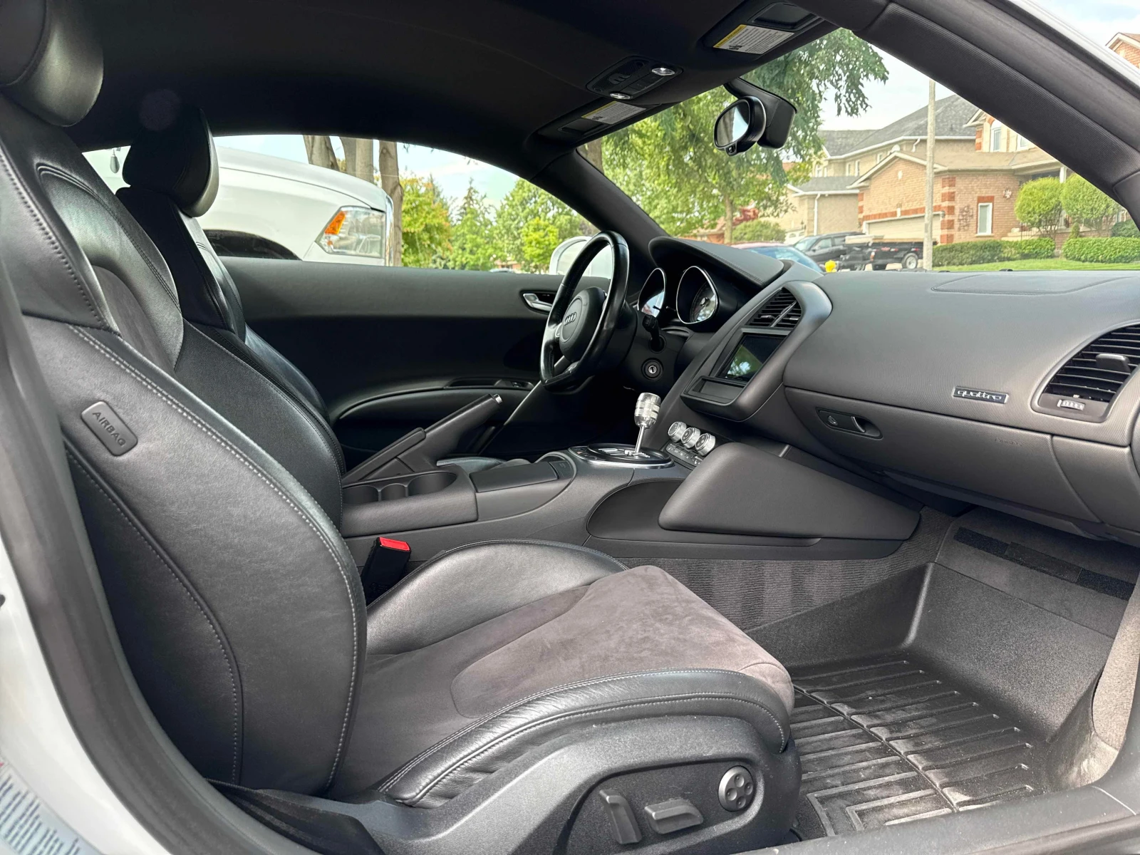 Audi R8 * 4.2L* CARFAX* АВТОКРЕДИТ БЕЗ ПЪРВОНАЧАЛНА ВНОСКА, снимка 10 - Автомобили и джипове - 55885571