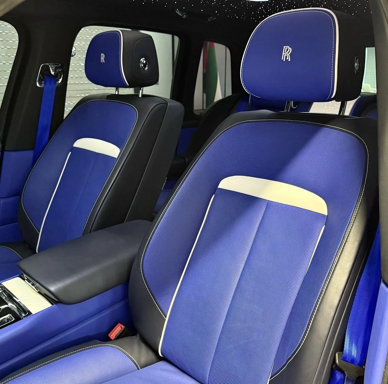 Rolls-Royce Cullinan Silver Badge, снимка 3 - Автомобили и джипове - 54402370