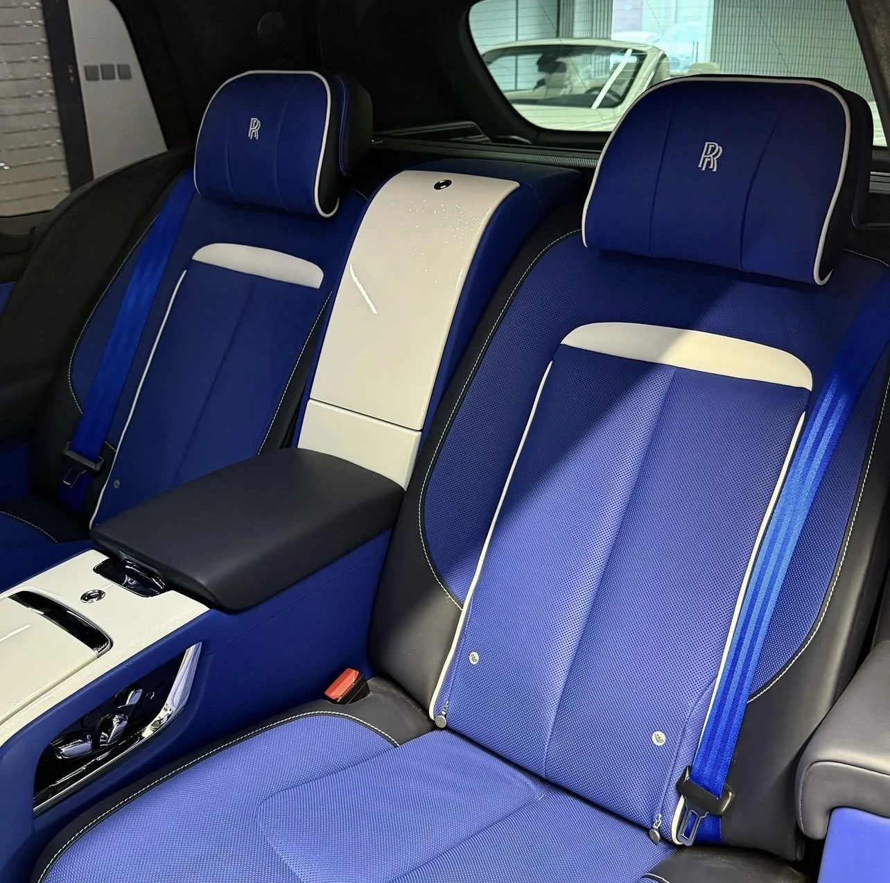 Rolls-Royce Cullinan Silver Badge, снимка 5 - Автомобили и джипове - 54402370