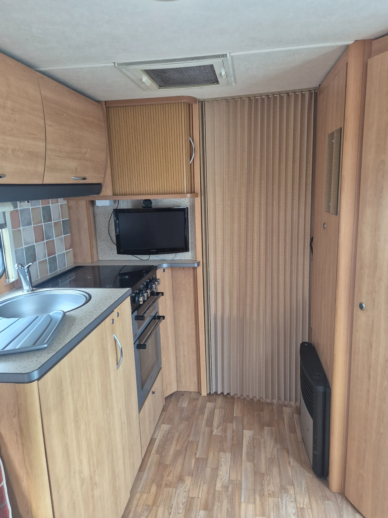 Каравана Други Ace Jubilee , снимка 16 - Каравани и кемпери - 54087778