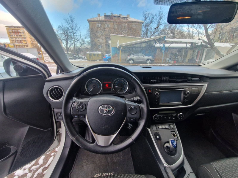 Toyota Auris 1.8 Hybrid, снимка 13 - Автомобили и джипове - 48047883