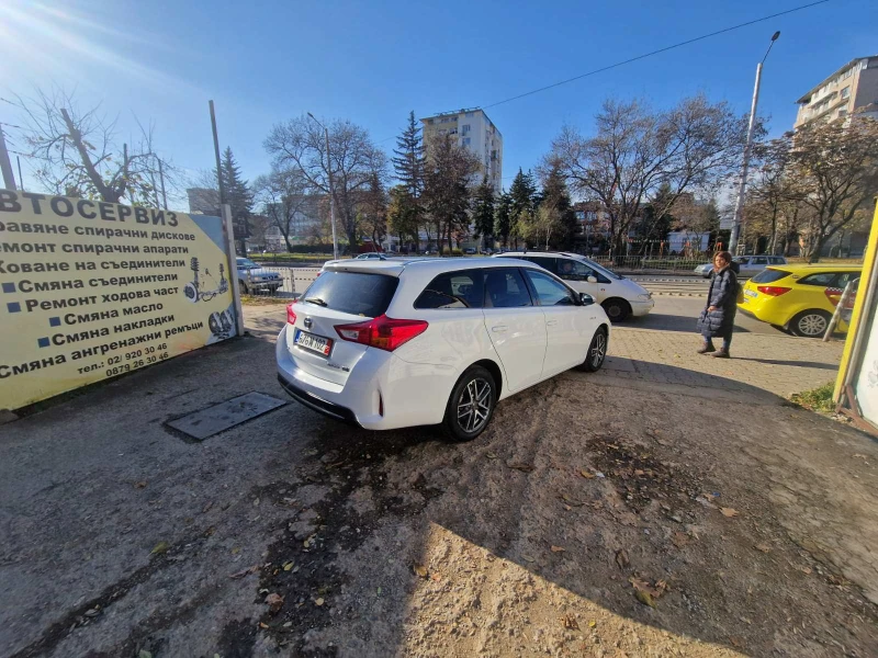 Toyota Auris 1.8 Hybrid, снимка 12 - Автомобили и джипове - 48047883