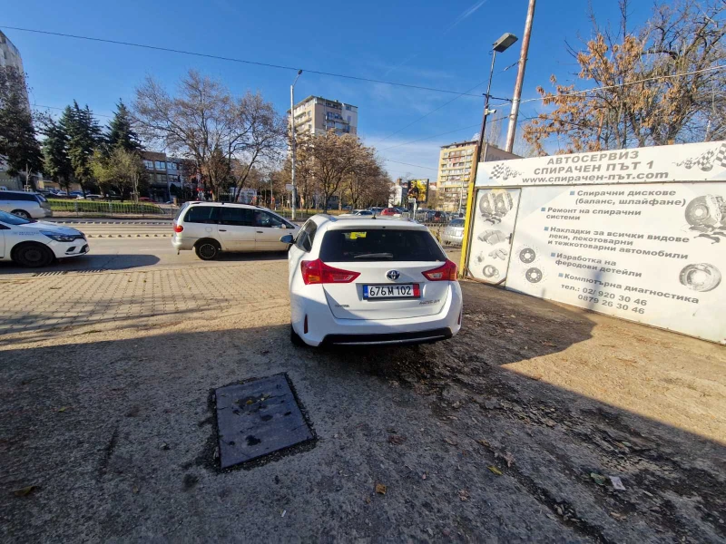 Toyota Auris 1.8 Hybrid, снимка 8 - Автомобили и джипове - 48047883