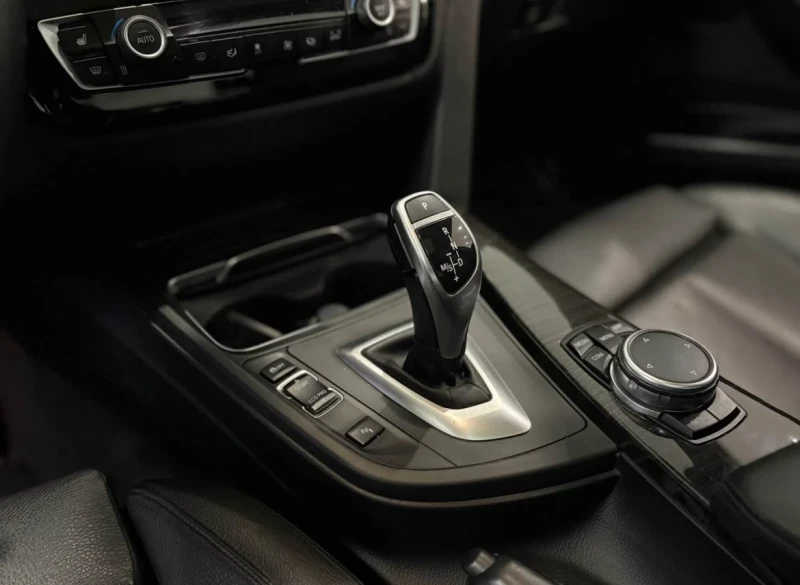 BMW 330 ЧЕРНА КОЖА * * ПОДГРЕВИ * * CARFAX * * АВТО КРЕДИТ, снимка 11 - Автомобили и джипове - 52787236