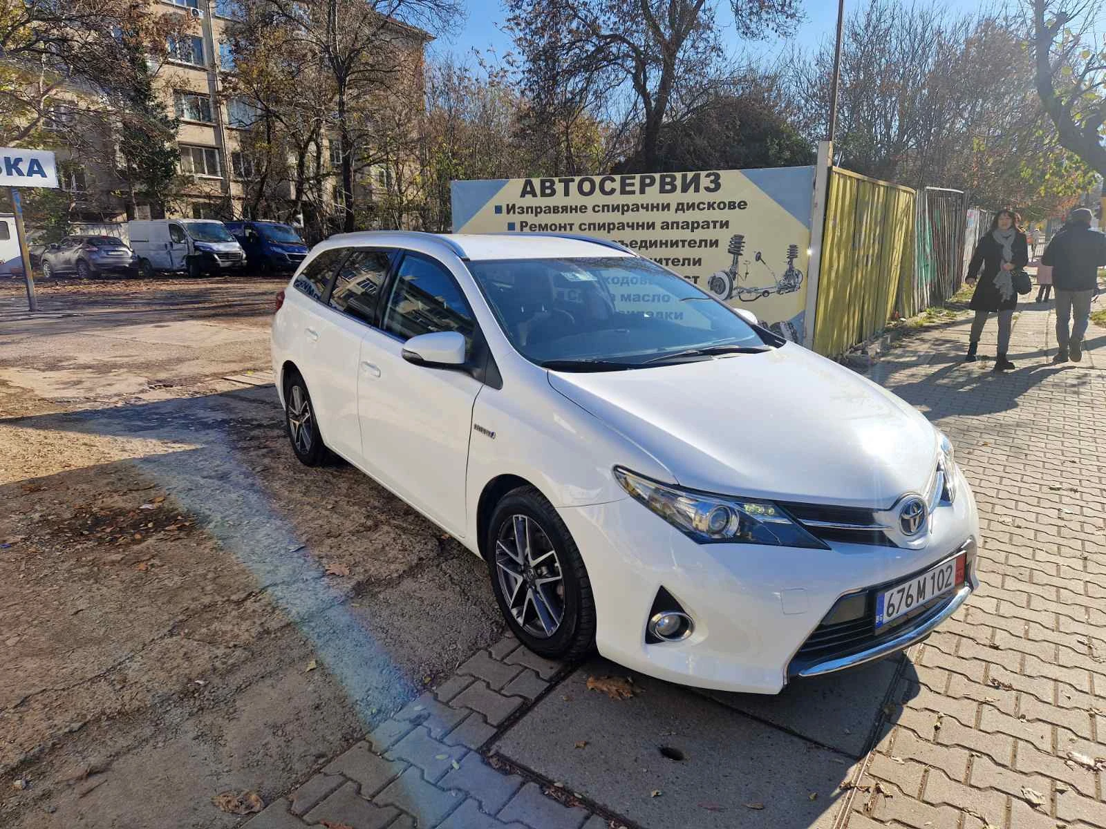 Toyota Auris 1.8 Hybrid - изображение 2