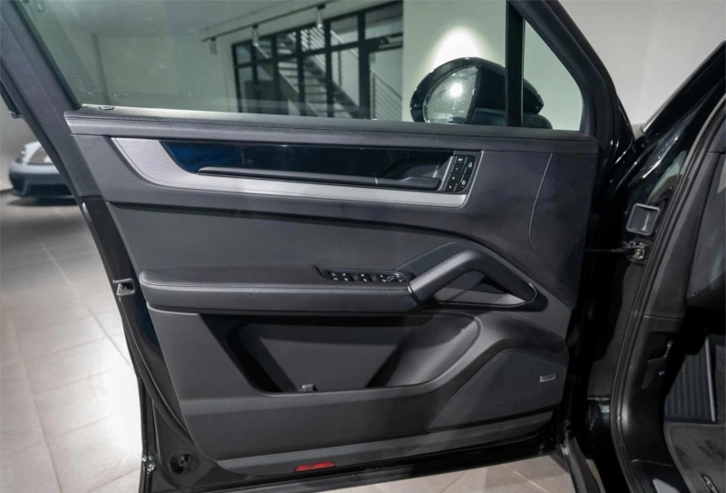 Porsche Cayenne E-HYBRID/FACELIFT/BOSE/PANO/360/SPORT CHRONO/, снимка 8 - Автомобили и джипове - 51881760