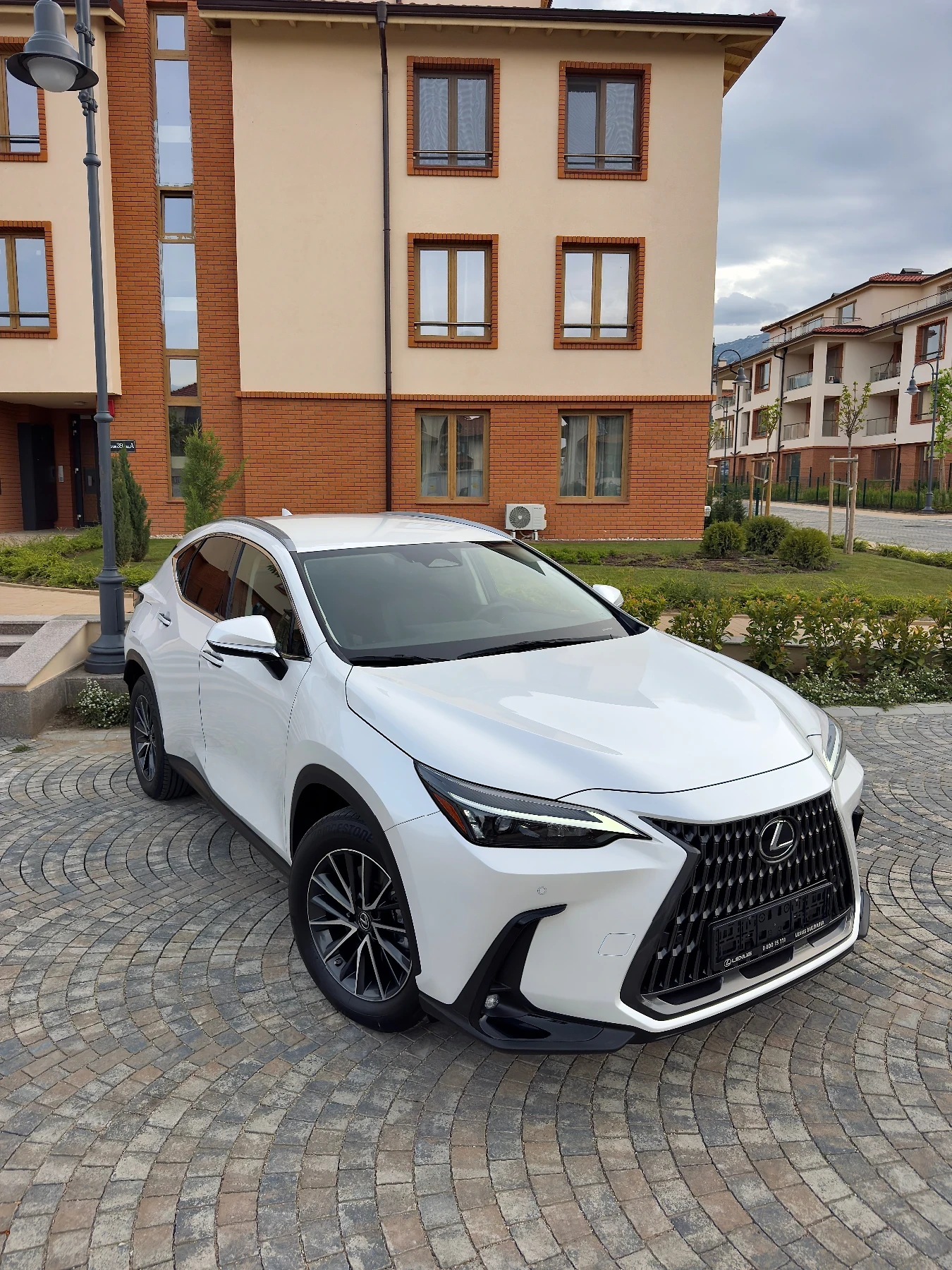 Lexus NX НАЛИЧЕН - ЧИСТО НОВ - 10 ГОДИНИ ГАРАНЦИЯ - PREMIUM - изображение 3