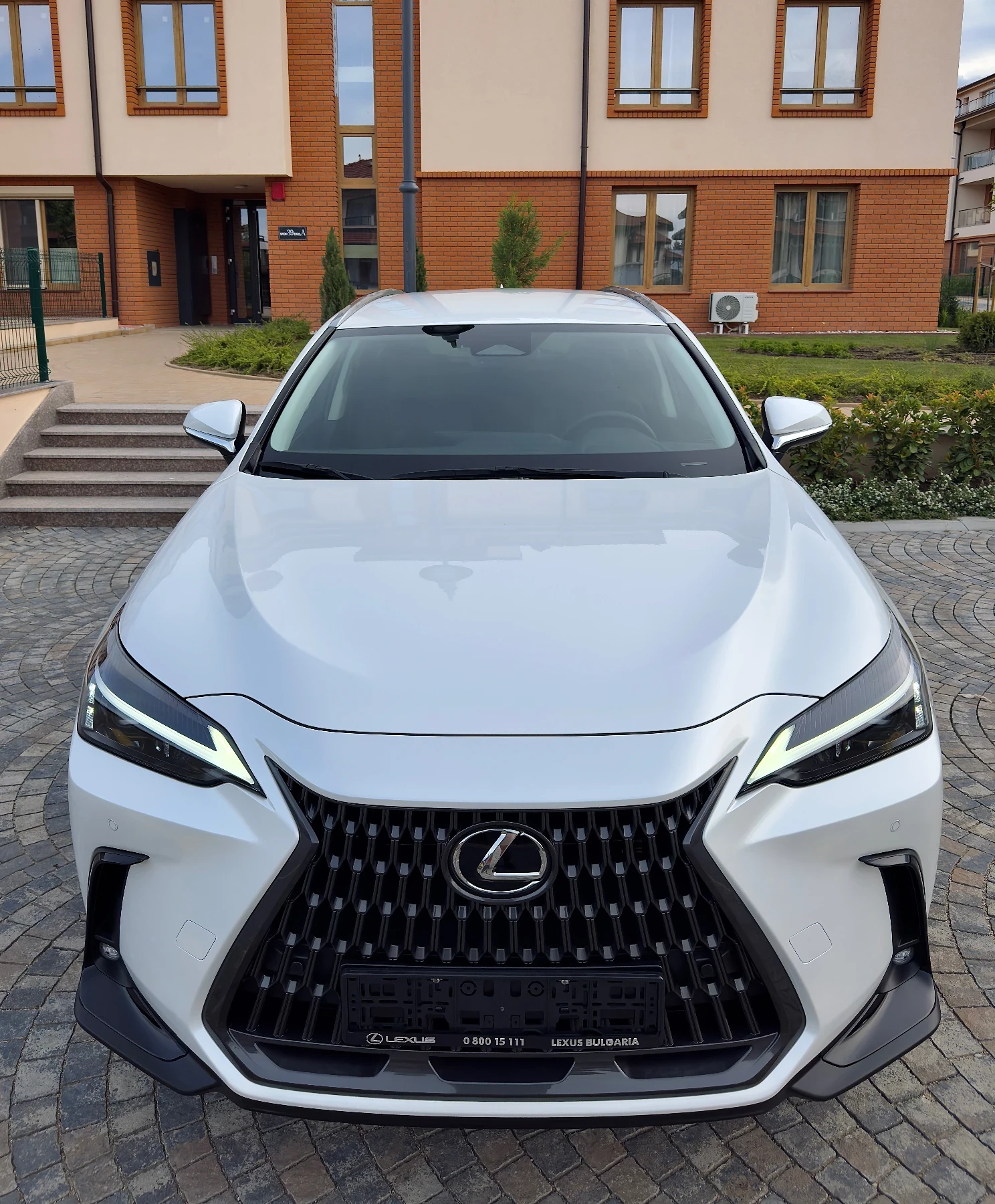 Lexus NX НАЛИЧЕН - ЧИСТО НОВ - 10 ГОДИНИ ГАРАНЦИЯ - PREMIUM - изображение 2
