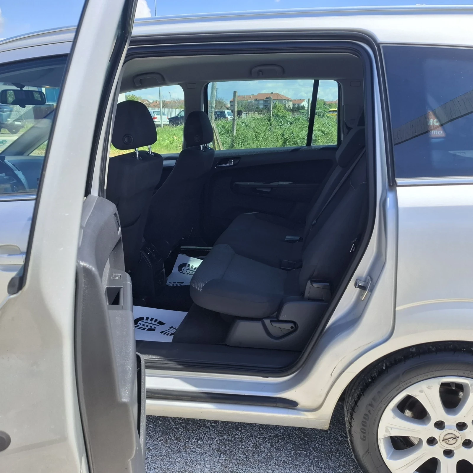 Opel Zafira 1.7CDTI, снимка 9 - Автомобили и джипове - 54348463