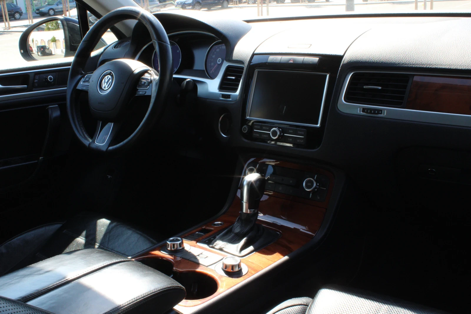 VW Touareg, снимка 6 - Автомобили и джипове - 55371658